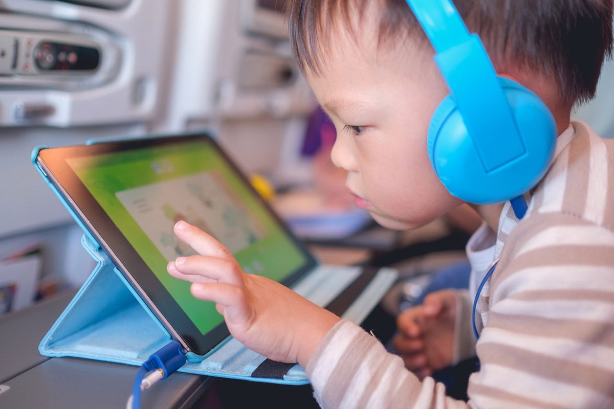タブレットを使う子ども