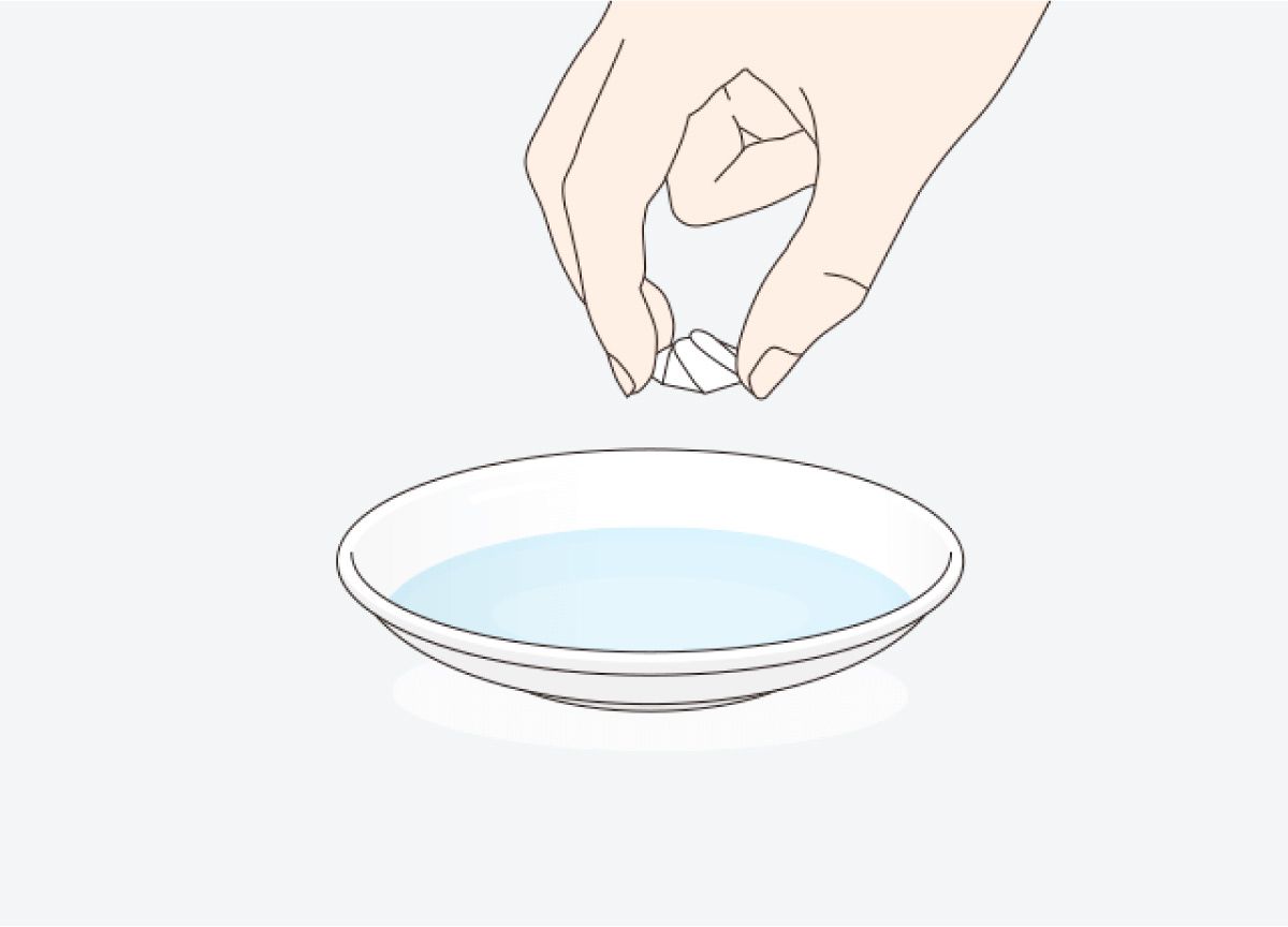 折り畳んだ紙を水面に浮かべる