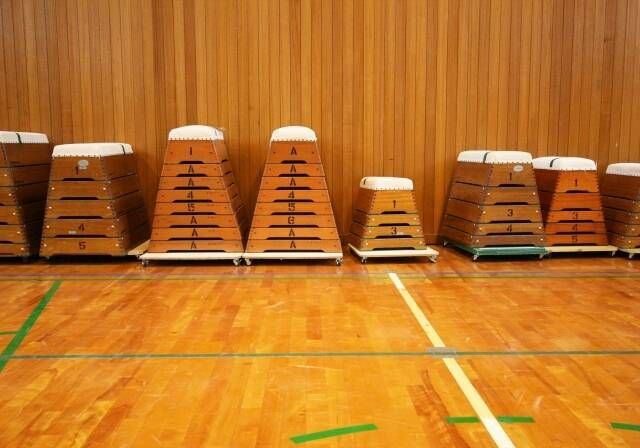 体育館に並ぶ跳び箱