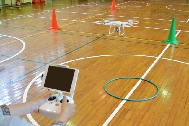 ドローンスクールの屋内練習の写真