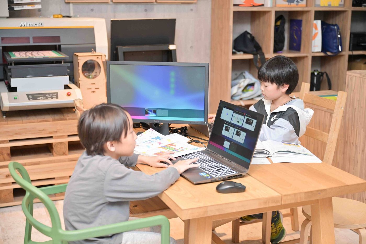 神奈川リトルホッパーでプログラミングをする男の子ふたりの様子