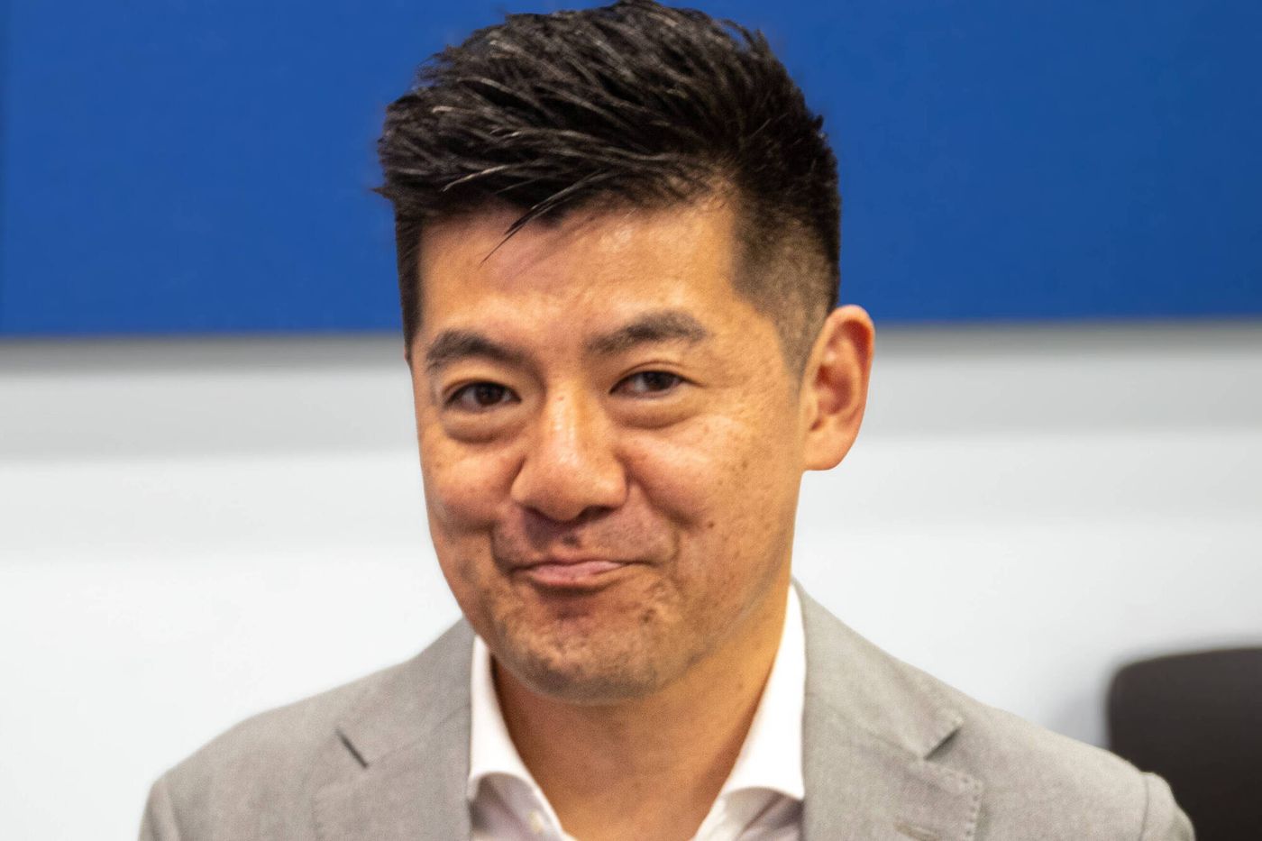 インタビューに答える宮内氏