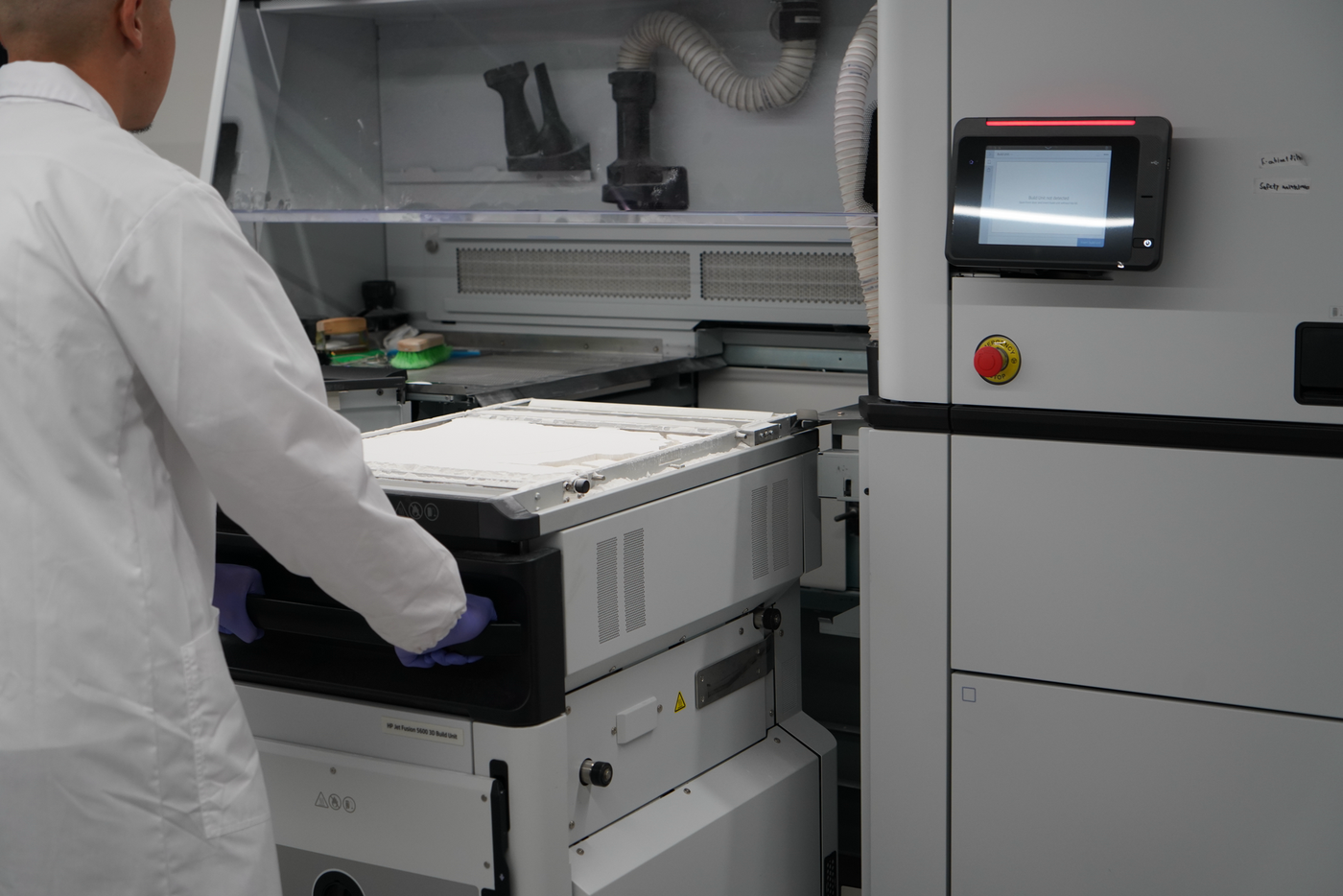 HP Jet Fusionで作業するスタッフ