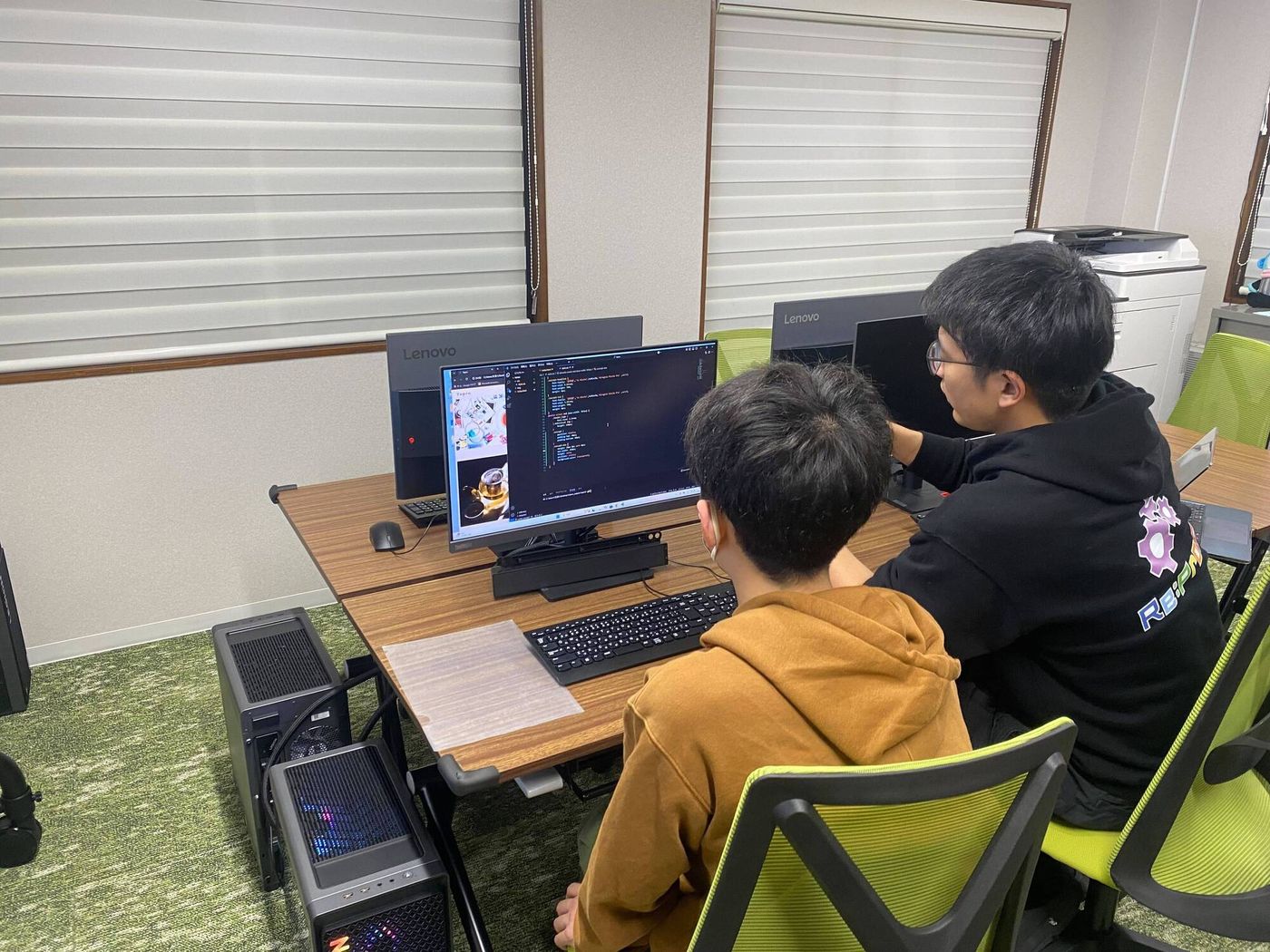 愛知県豊川市のプログラミング教室レプロスの中級コースでテキストコーディングをする生徒