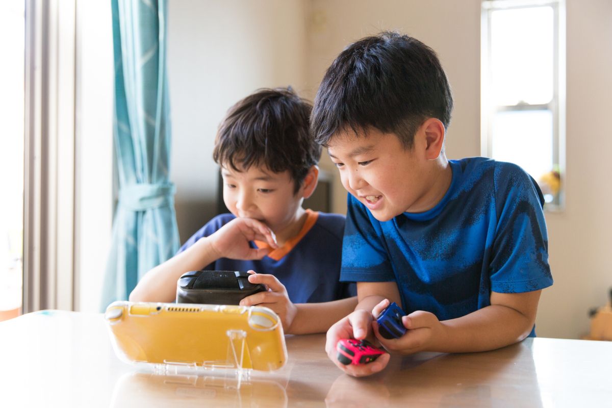 2人の男の子がテーブルに座ってゲームをしています