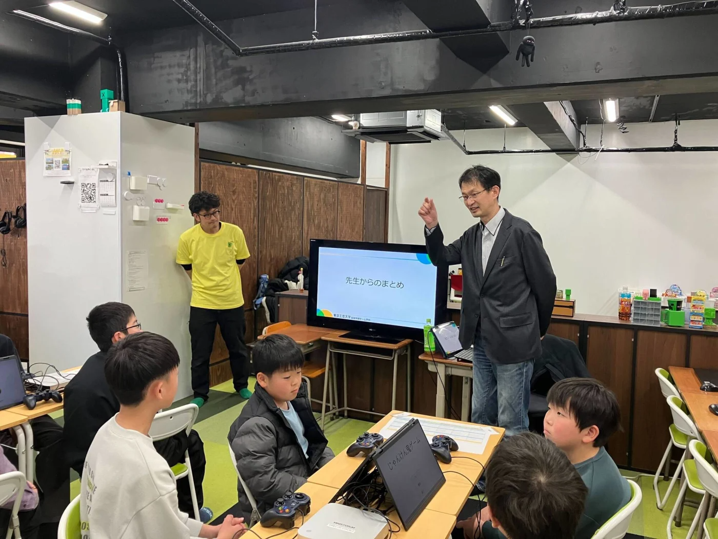 参加者の前で話す中村教授