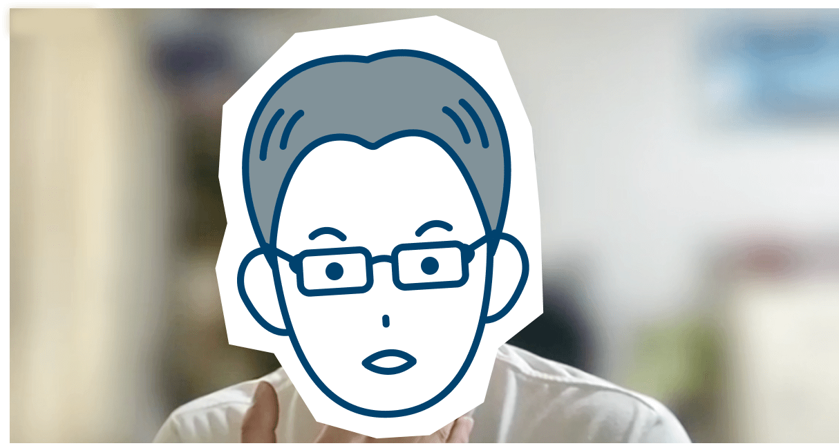 険しい顔で語る男性