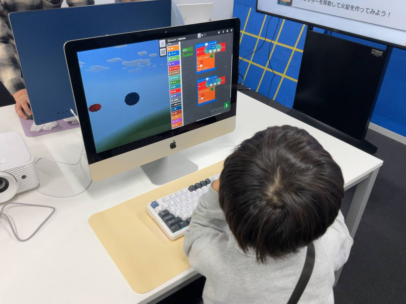 江東区のYFプログラミングでマイクラを行う小学生の写真
