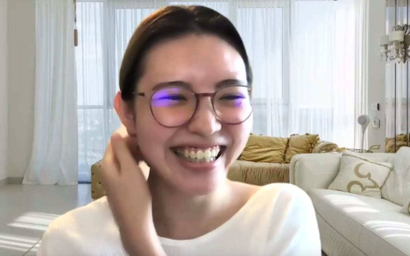 笑顔で話す女性