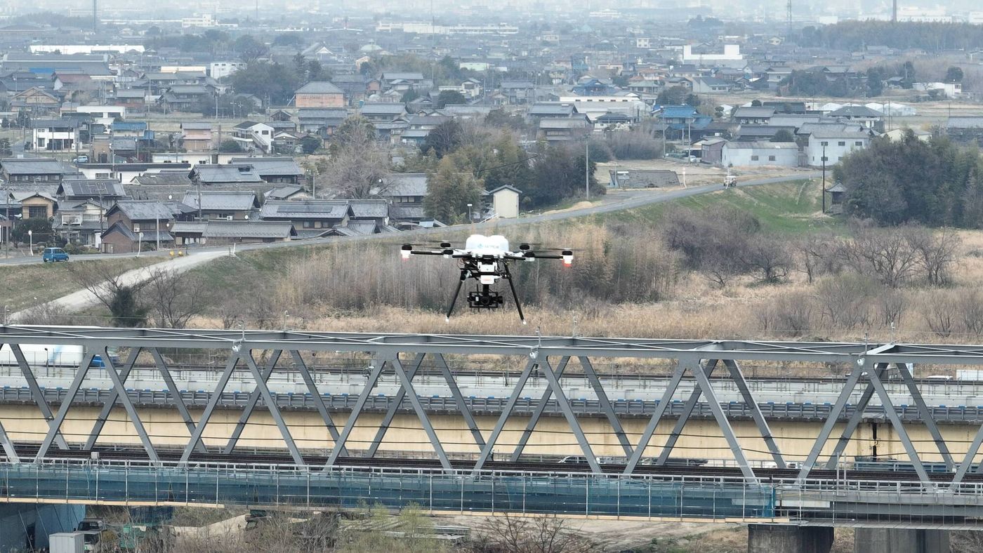 鉄道設備点検時のドローン飛行画像