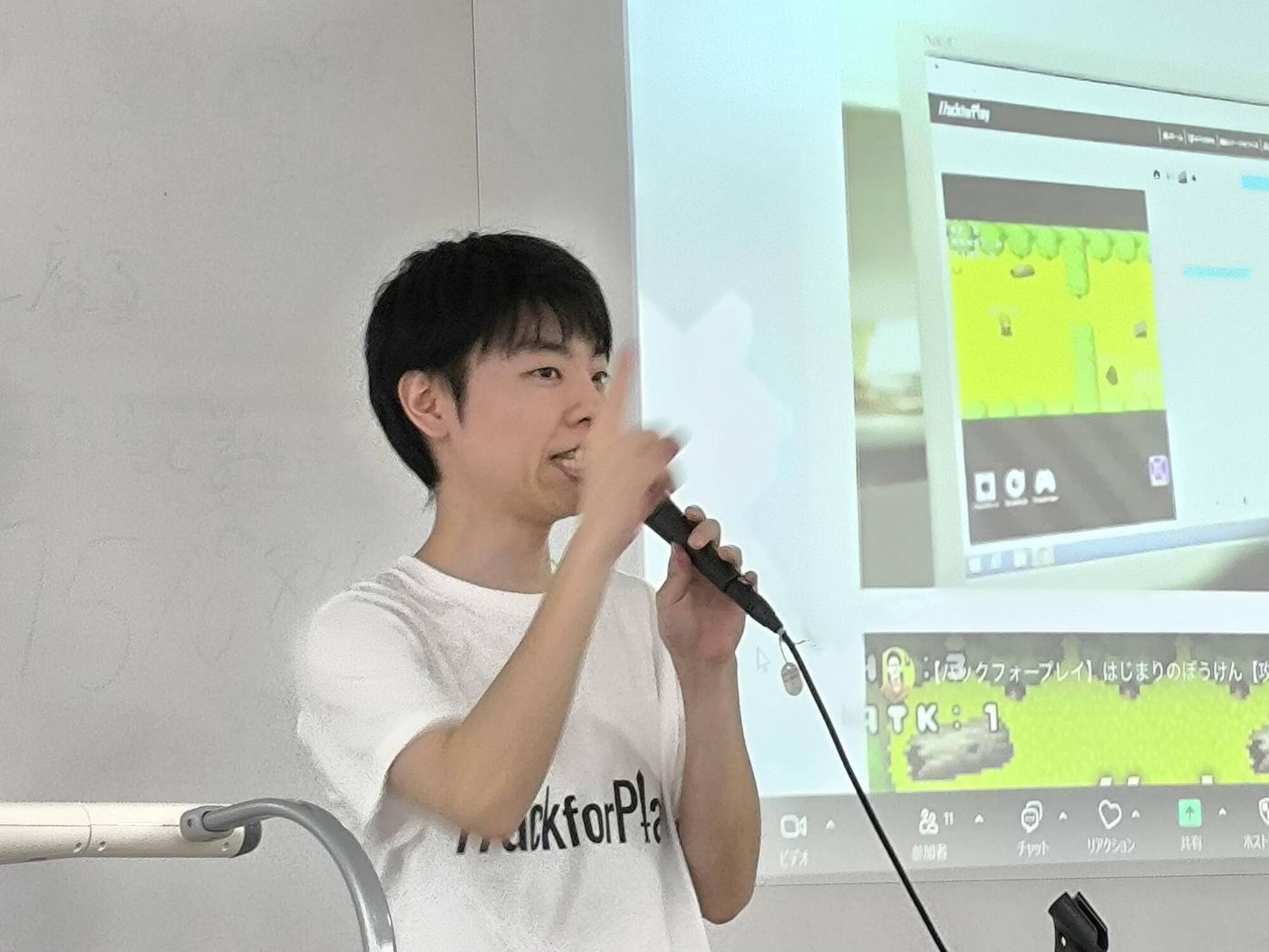 ハックフォープレイについて説明する寺本氏の写真
