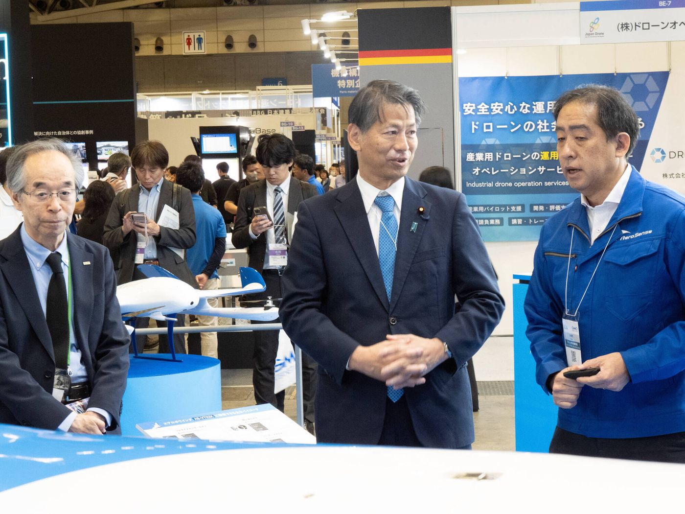 エアロセンス株式会社代表・佐部浩太郎氏がJapanDrone2026で議員に説明