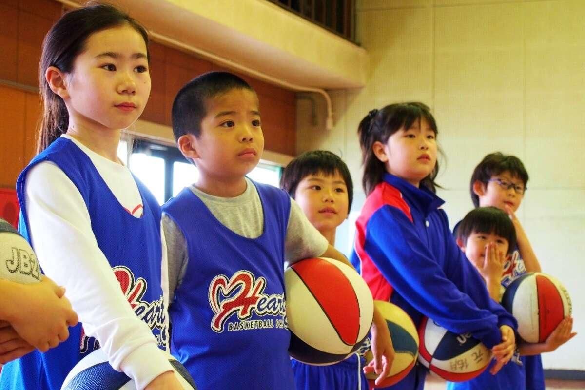 バスケットボールを持つ子供たち
