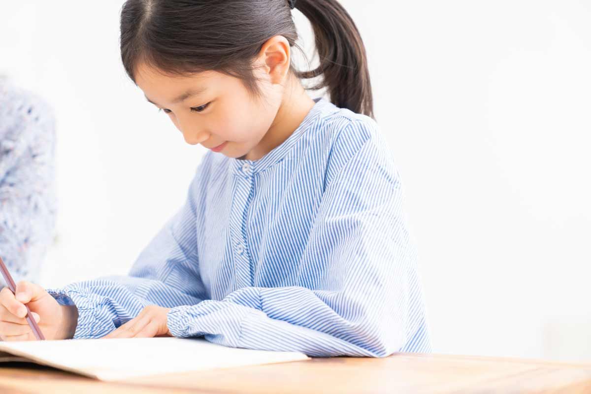 勉強している女の子