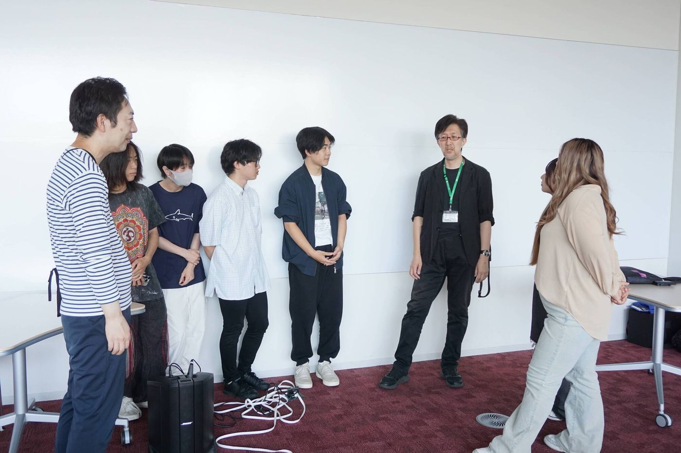 常葉大学造形学部の生徒たちと談笑するタツナミ シュウイチ氏と村井貴准教授