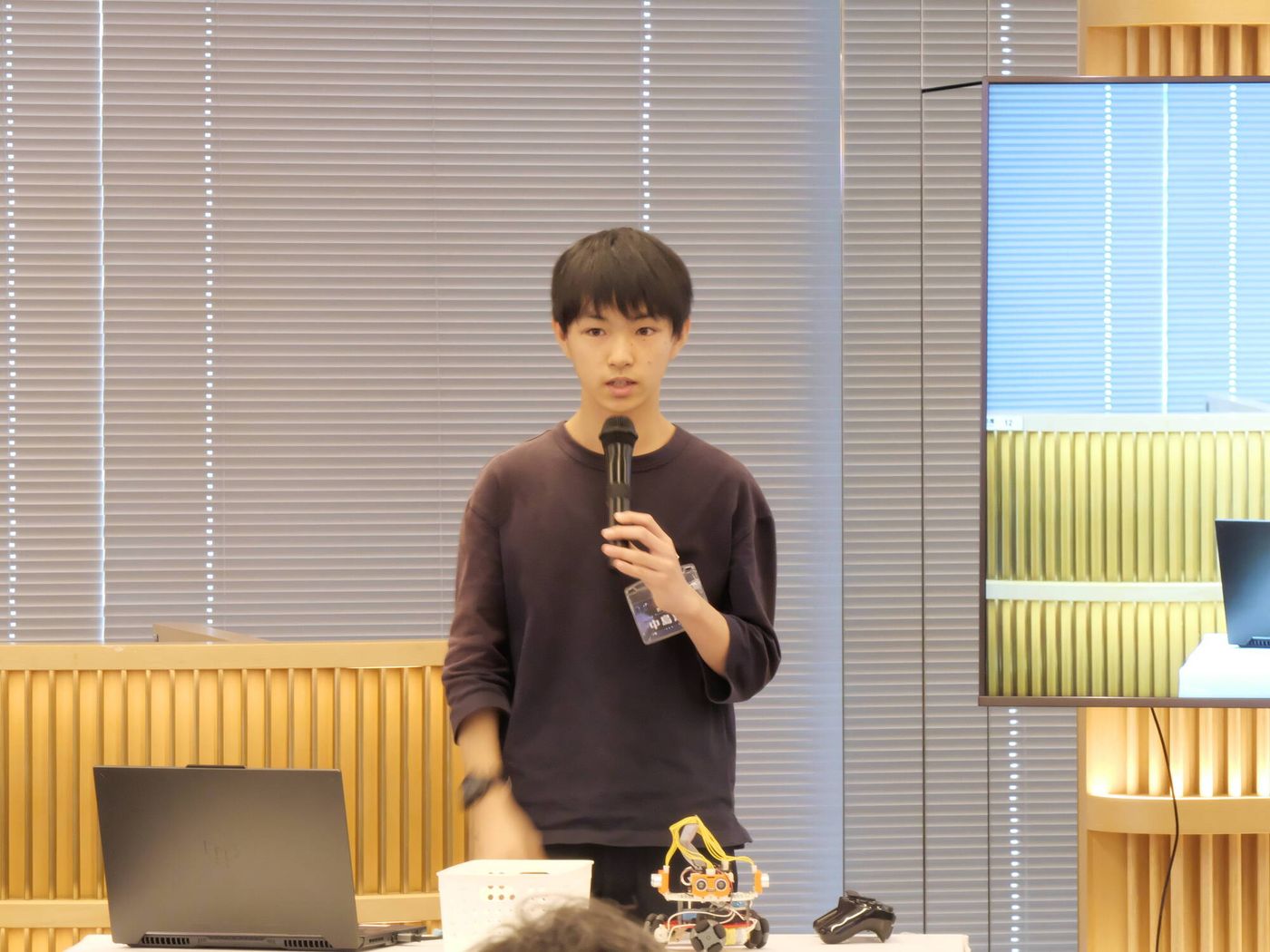 中島慧伍さんと、災害時に要救助者を探すロボットクリエイティブロボティクスコンテスト2026のテーマ探究部門の様子