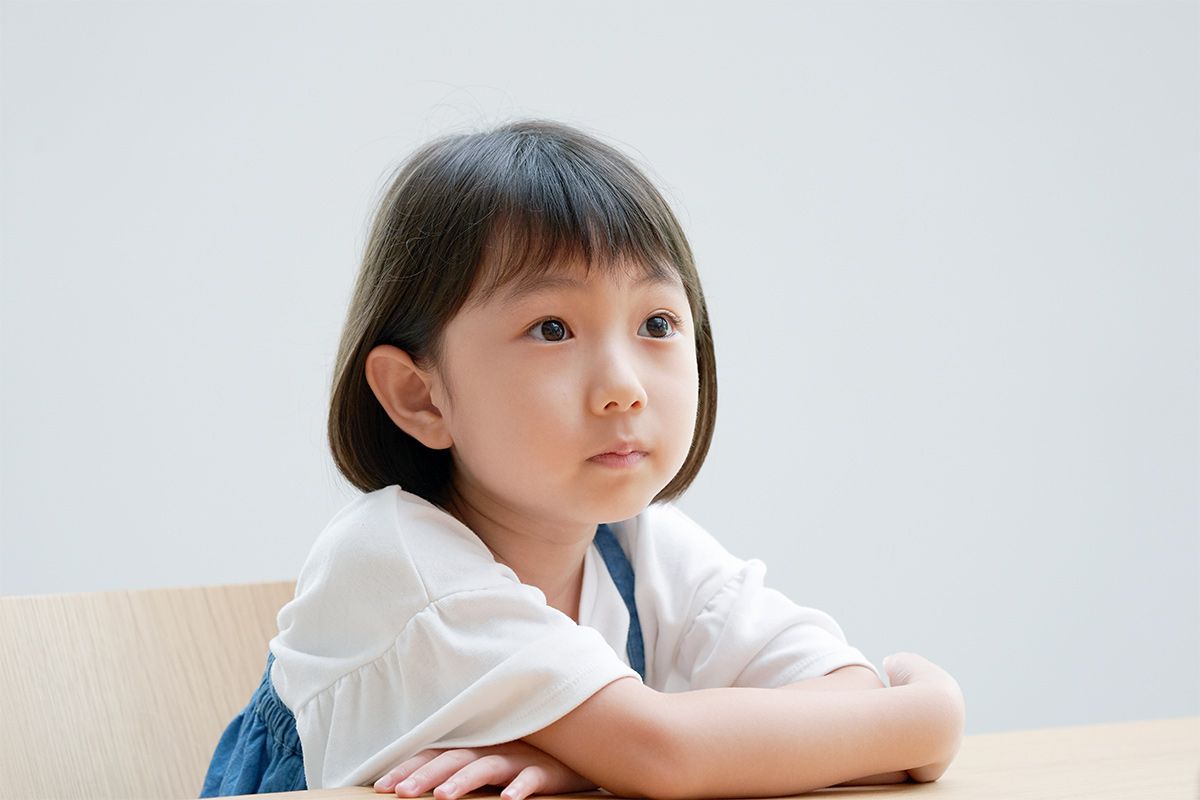 テーブルに座っている小さな女の子