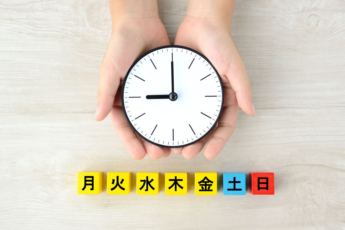 手に時計を持っている人
