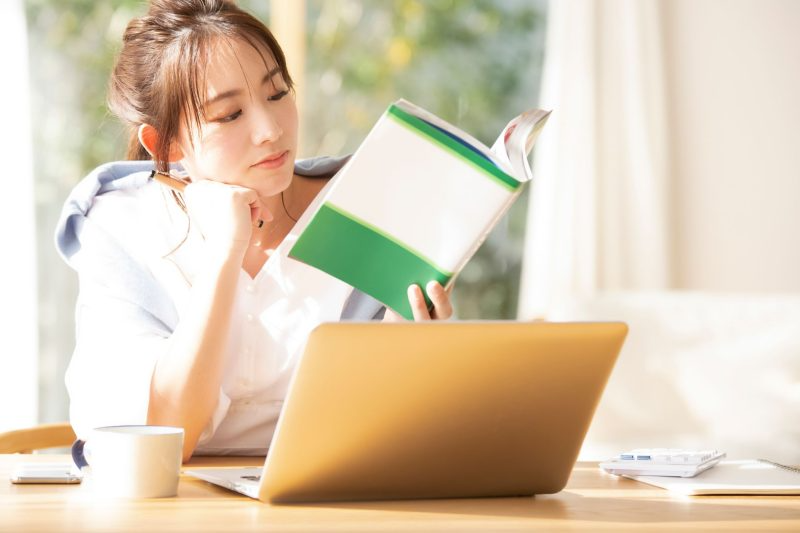  試験勉強をする女性の画像
