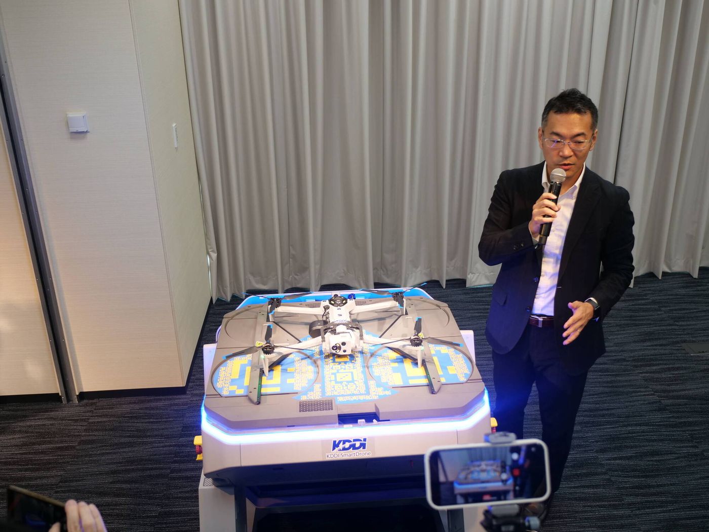Skydio Dock for X10（ドローンポート）とKDDIスマートドローン博野社長の写真