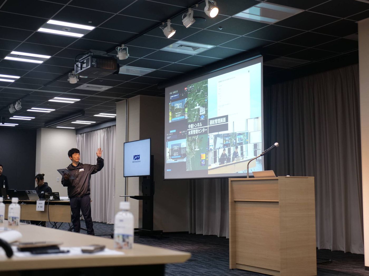 KDDIスマートドローンのAIドローン石川県の実証実験をデモする写真