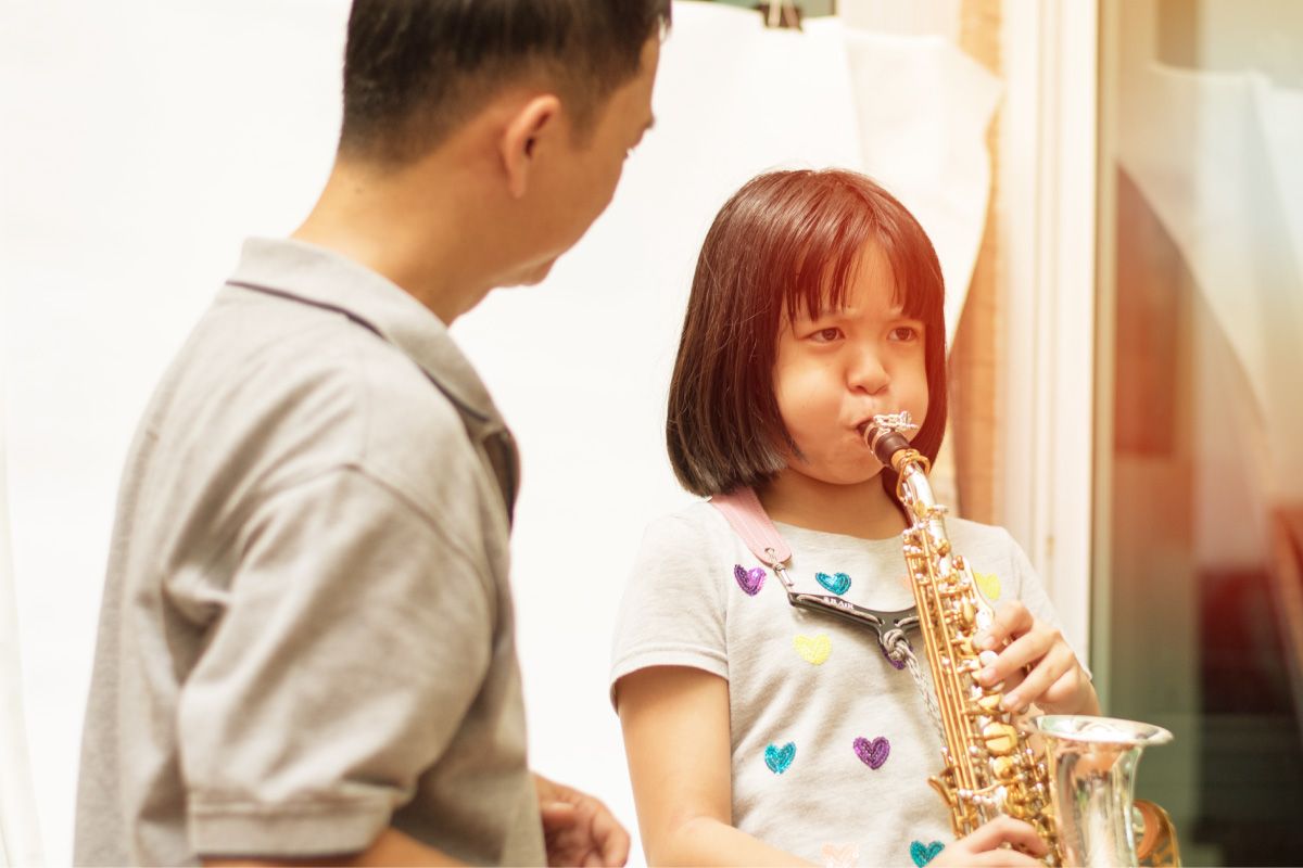 楽器を吹く子ども