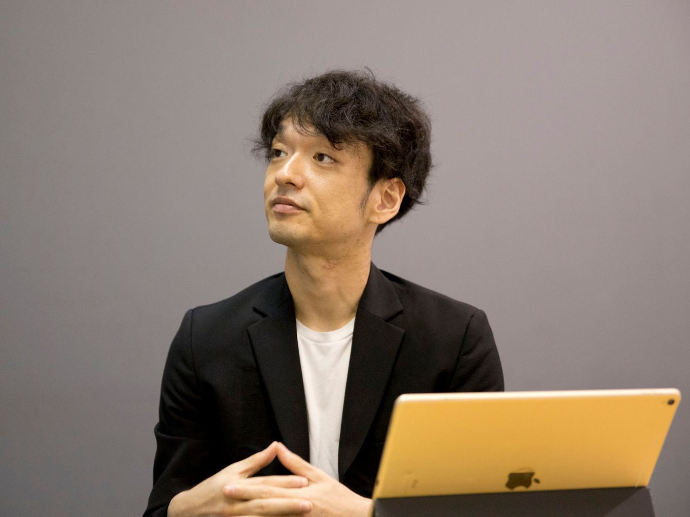 話を聞いている株式会社COMPASS 代表 神野元基氏