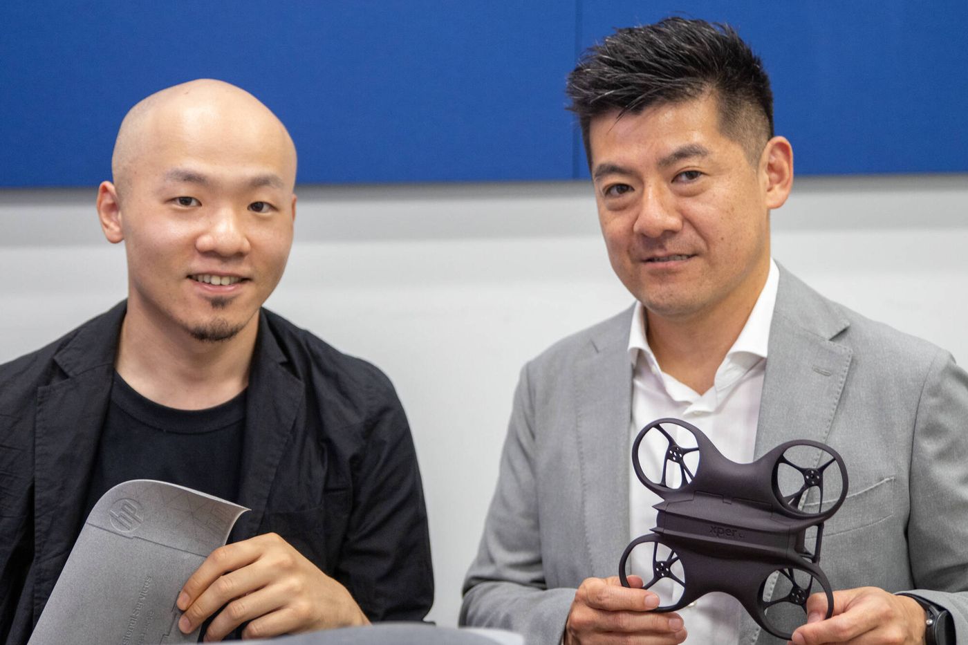 ドローンパーツを手に語る深見氏と宮内氏