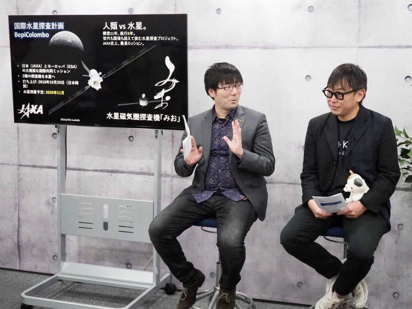 左・JAXAの村上氏　右・ユカイ工学の青木氏