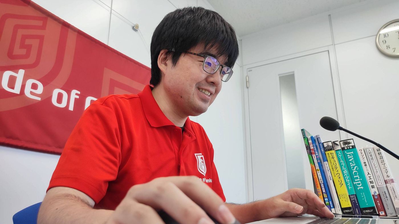 笑顔でオンライン授業を行うコードオブジーニアスジュニアの三木先生の姿