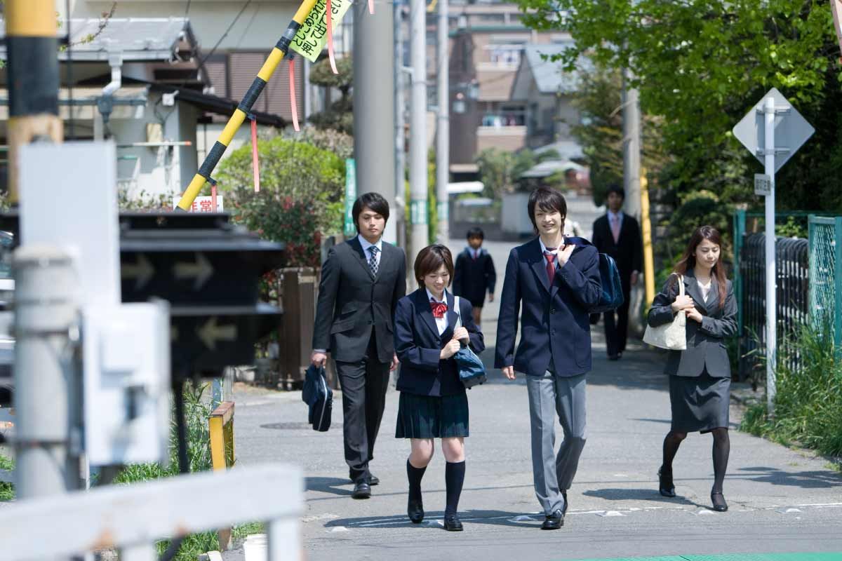 学生が歩く様子