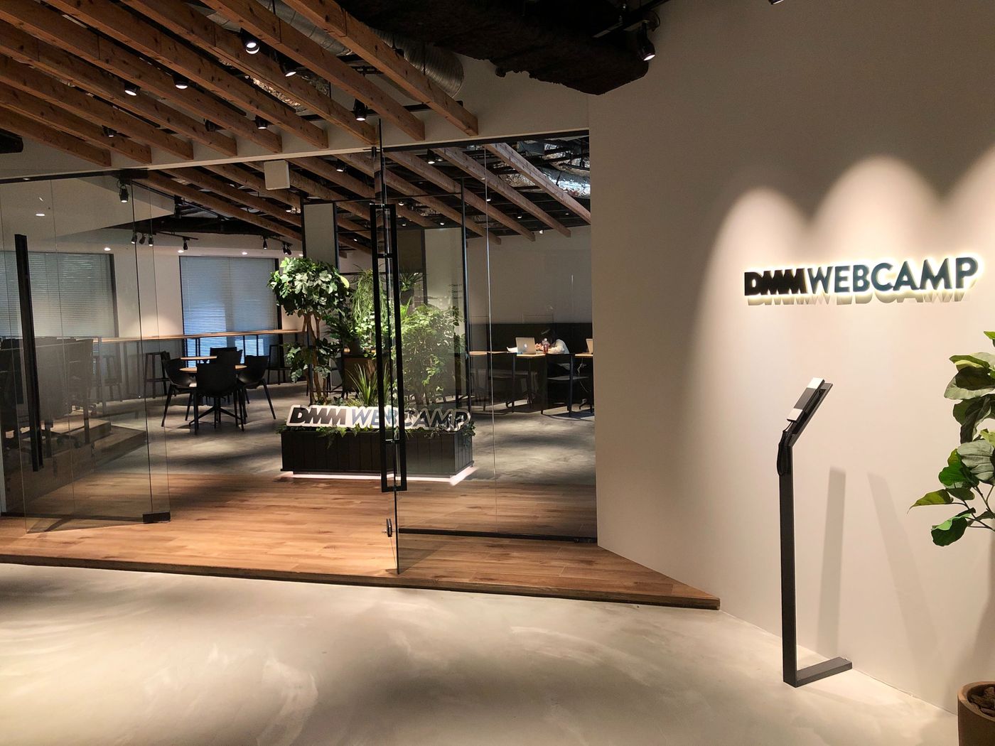 dmmwebcampのロゴが書かれた建物の入り口