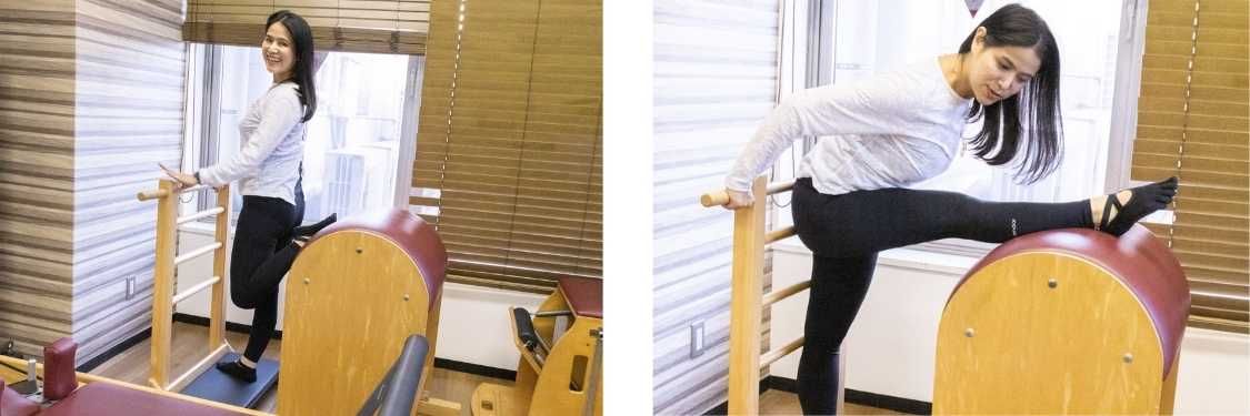 女性が部屋でピラティスマシンに乗っています。