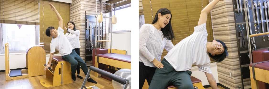 女性が男性の腕を伸ばしています。
