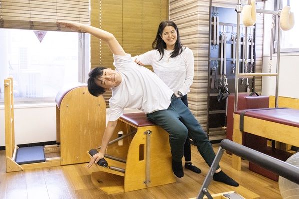 女性が男性の隣に立っています。