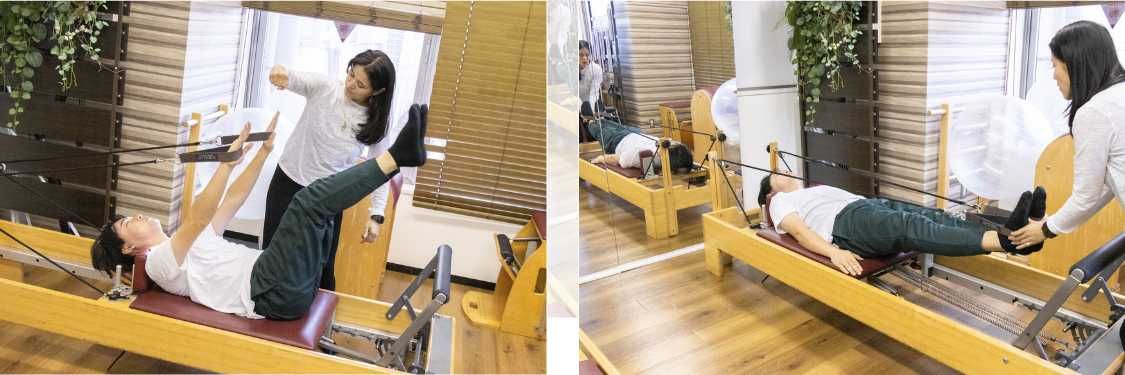 女性が男性にピラティスを教えています。