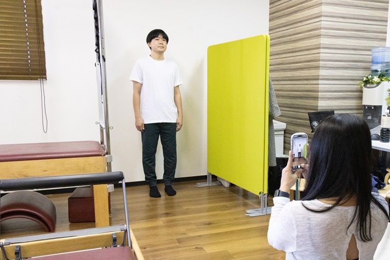 女性が男性の写真を撮っています