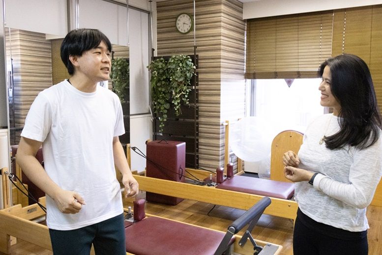 女性が男性の隣に立っています。