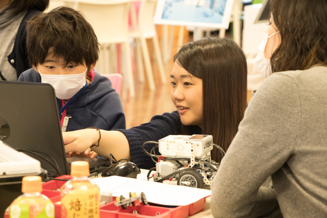 子供と女性がコンピューターを見ています