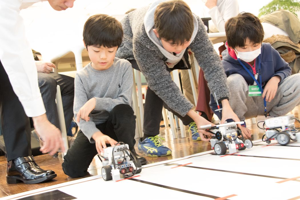 子供たちのグループがロボットで遊んでいます