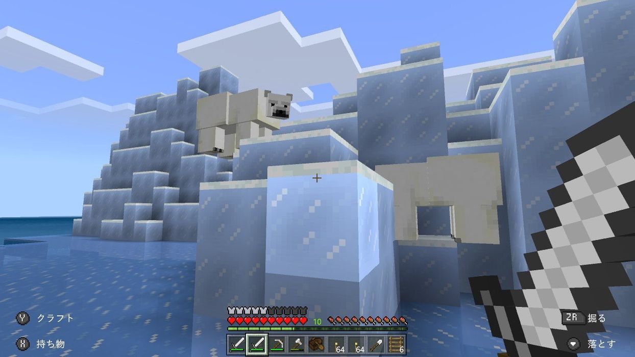 マインクラフトのゲーム画面。氷山の上にホッキョクグマが立っている