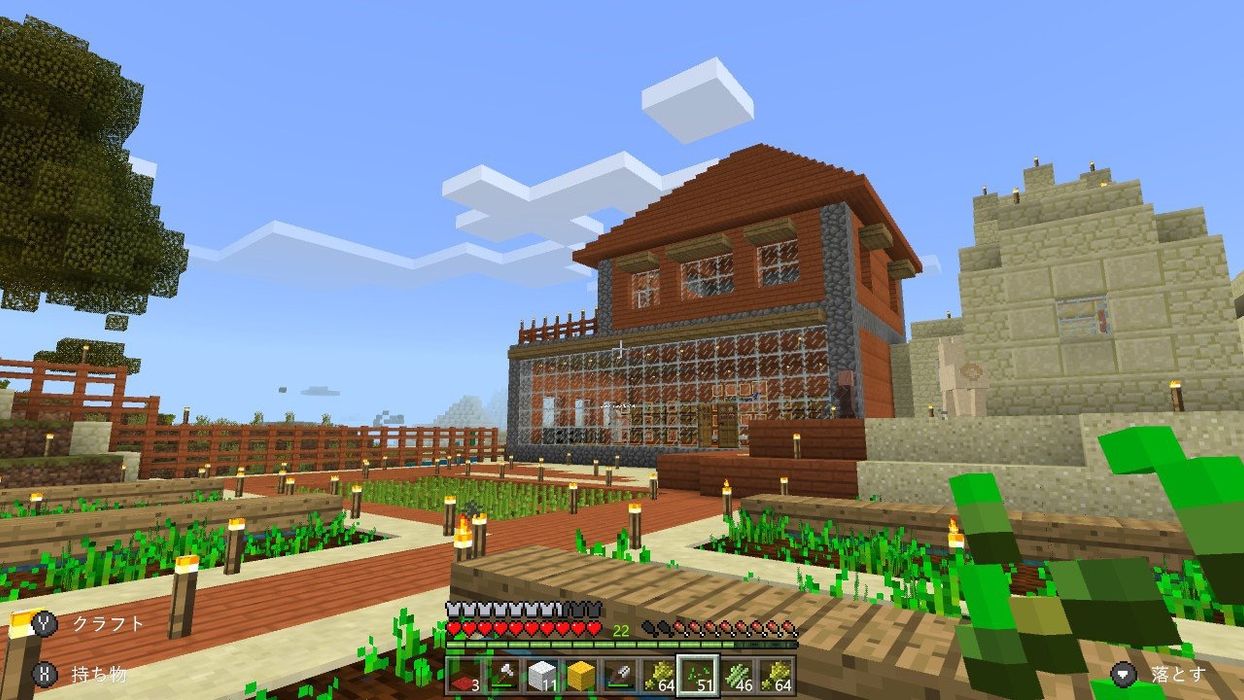 マインクラフトのゲーム画面。インターネットのアイディア集を参考にデザインした家を完成させた様子
