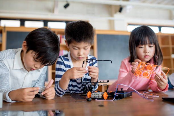 ロボットを組み立てる子どもたち