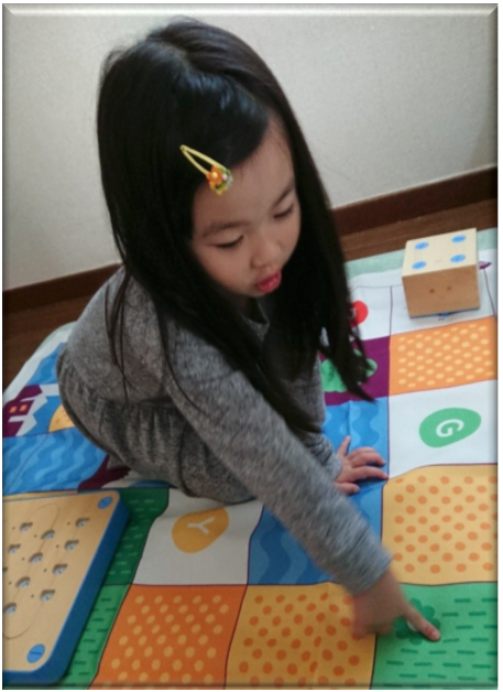プリモトイズ キュベットで遊ぶ女の子