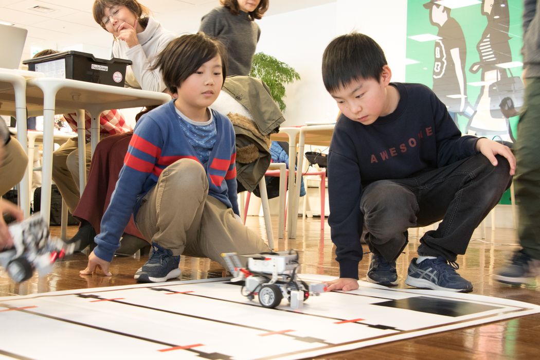 2人の男の子がロボットを作っています