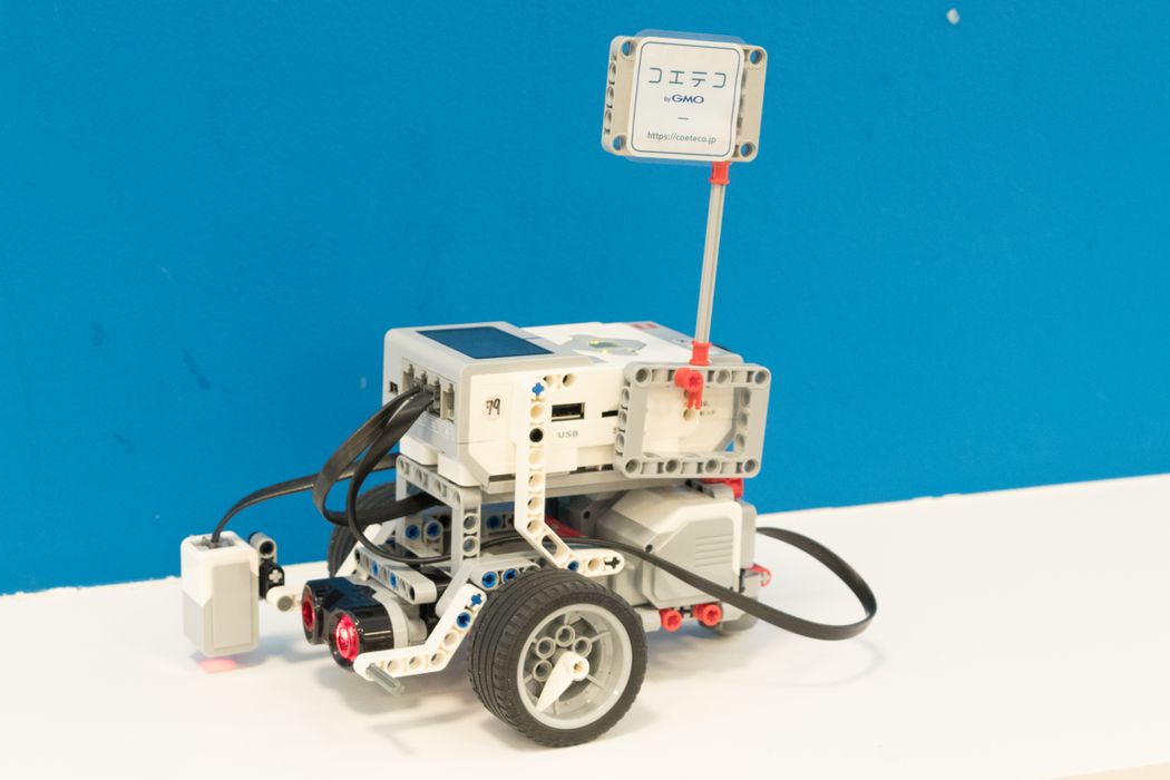 コエテコと書かれた看板が付いたロボット