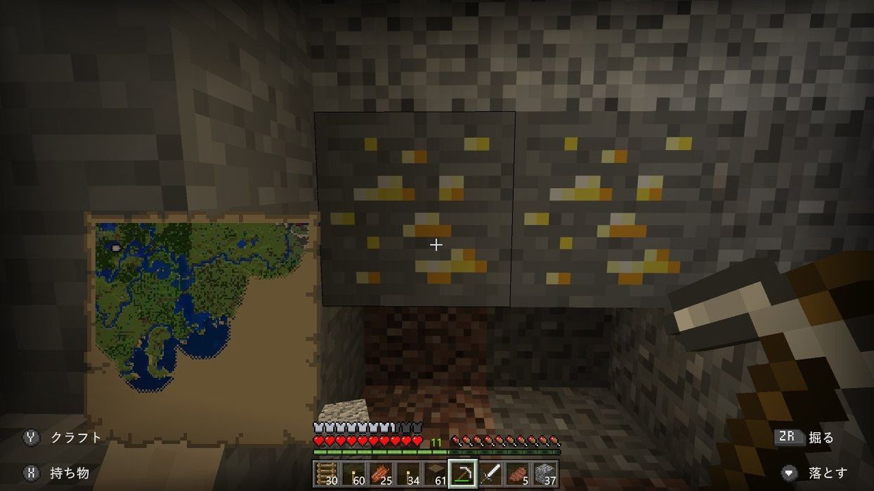 マインクラフトのゲーム画面。金やダイヤを見つけた場面