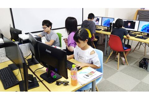 Scratch用6台、Unity用3台、個別ブース4台のPCを設置。全台Windows11＆デュアルディスプレイで快適に学習できます。