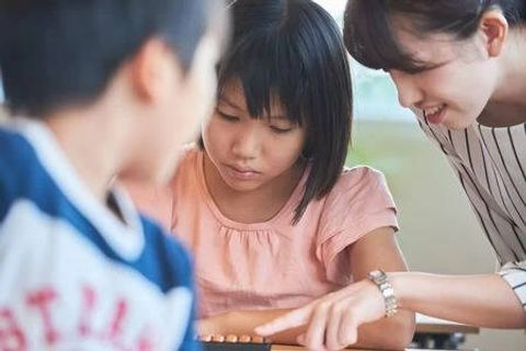 生徒に教える先生