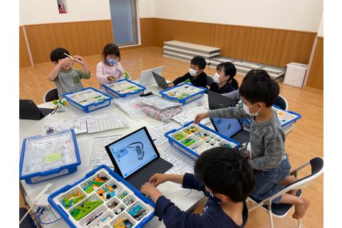 ロボットではロボットの組み立てから
